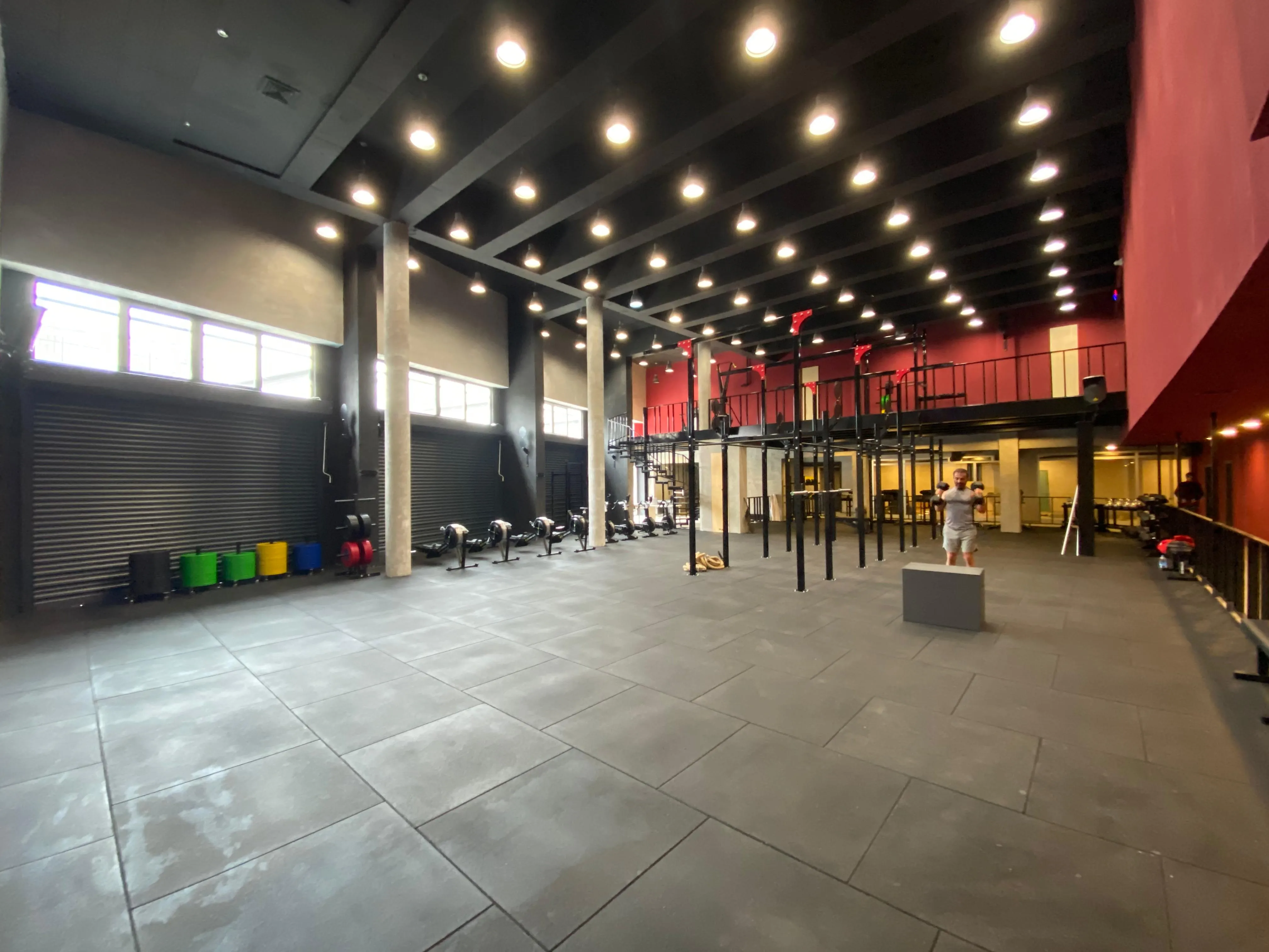 CrossFit Backstreet Oran ana salon — yüksek tavanlı geniş antrenman alanı