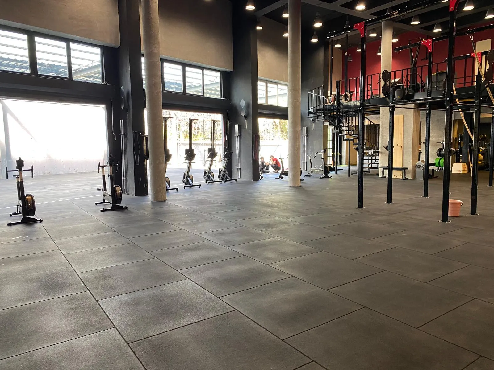 CrossFit Backstreet Oran doğal ışıklı antrenman alanı