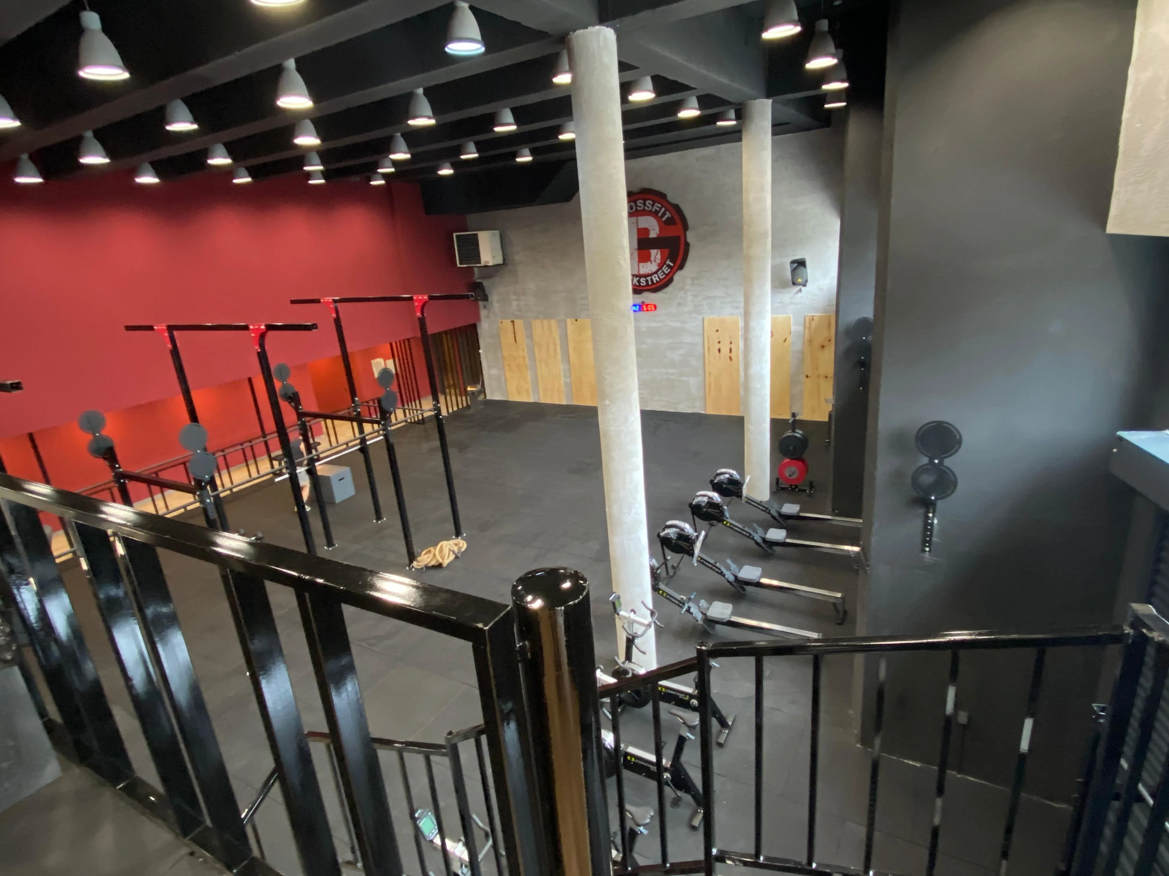 CrossFit Backstreet Oran rig sistemi ve rower istasyonları