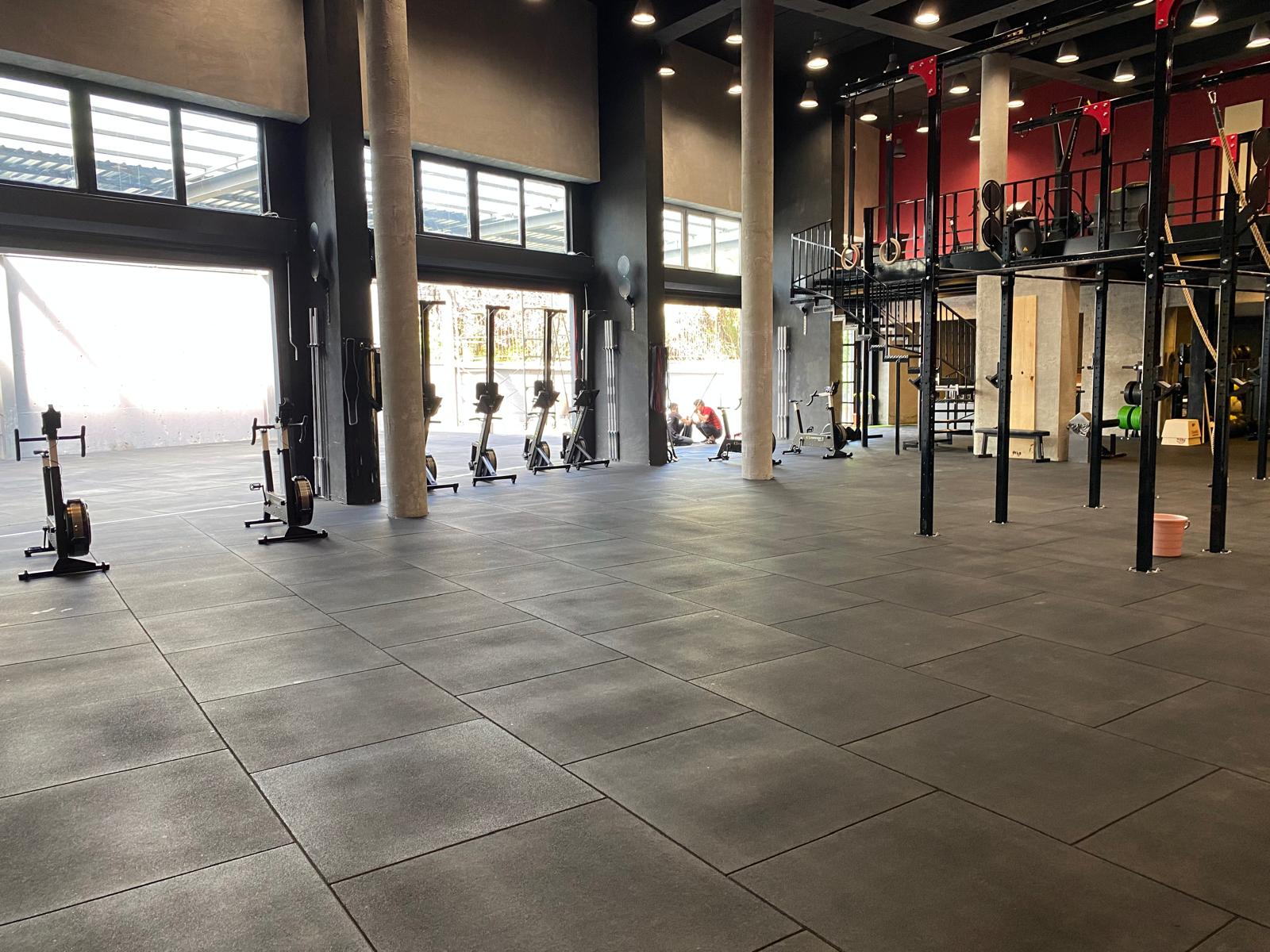 Crossfit Backstreet Oran doğal ışıklı antrenman alanı